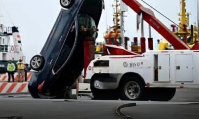En el malecón de Veracruz: Auto cae al mar con dos personas a bordo