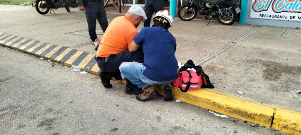 Abandon@n a joven en estado de ebri3dad tras salir de un bar en Coatzacoalcos