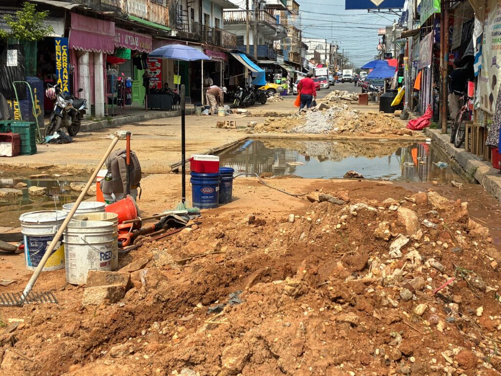 (+VÍDEO) Comerciantes de la calle Carranza en Minatitlán, en crisis por obras inconclusas del Ayuntamiento