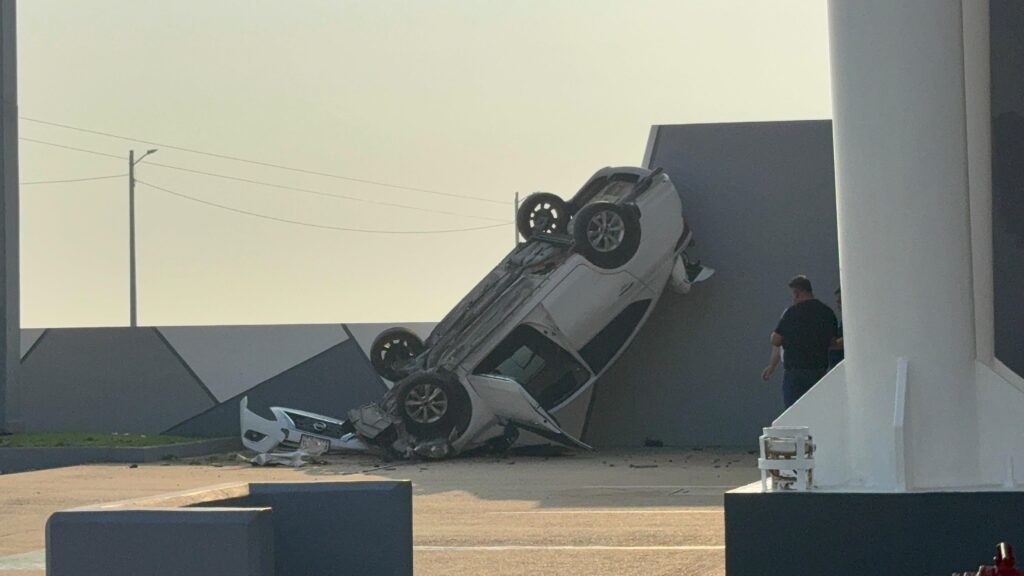 Joven conductor pierde el control y termina dentro de plaza comercial en Coatzacoalcos