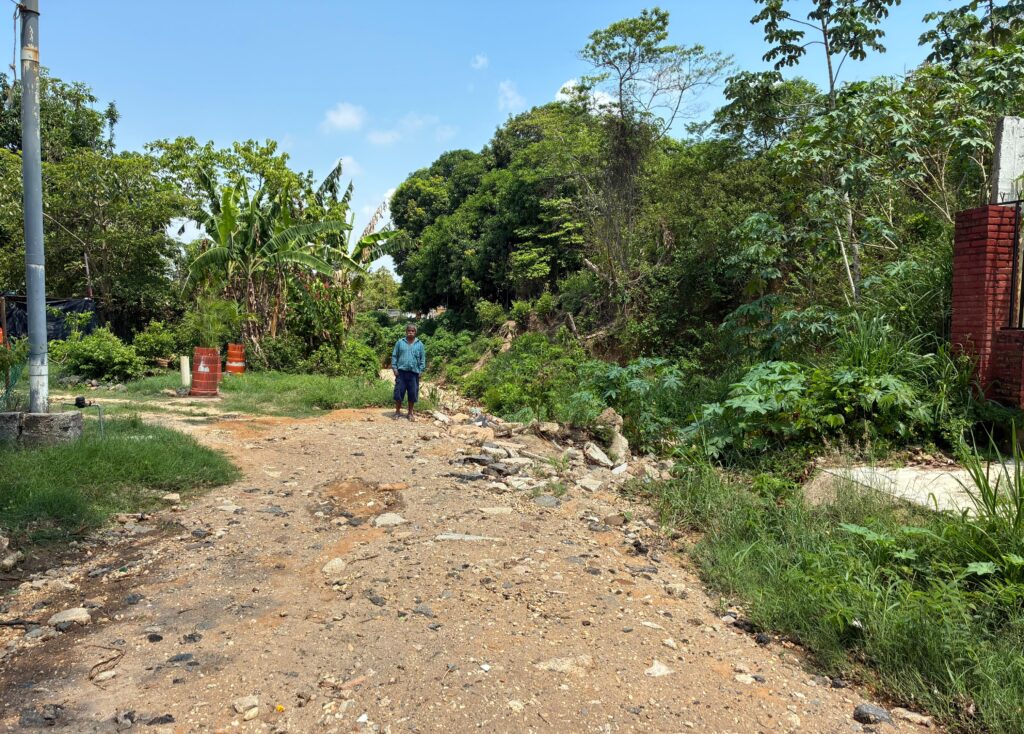 (+VIDEO) Vecinos de Las Fuentes reclaman abandono en tramo inconcluso de la calle Río Balsas