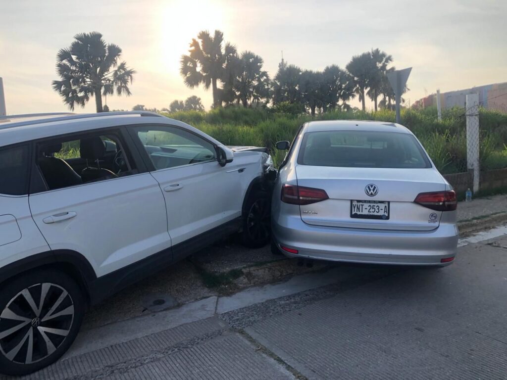 *Fin de semana de accid3nt3s en Coatzacoalcos, chocar0s motociclistas, autos, camionetas de lujo contra postes y ciclistas cayeron en baches*