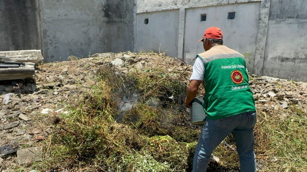 *Ciudadano de Coatzacoalcos quema basura en pleno centro y provoca movilización de bomberos*