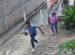 (+VIDEO) Crecen los as4lt0s en la colonia Aurora: mujer es despojada de sus pertenencias en pleno día