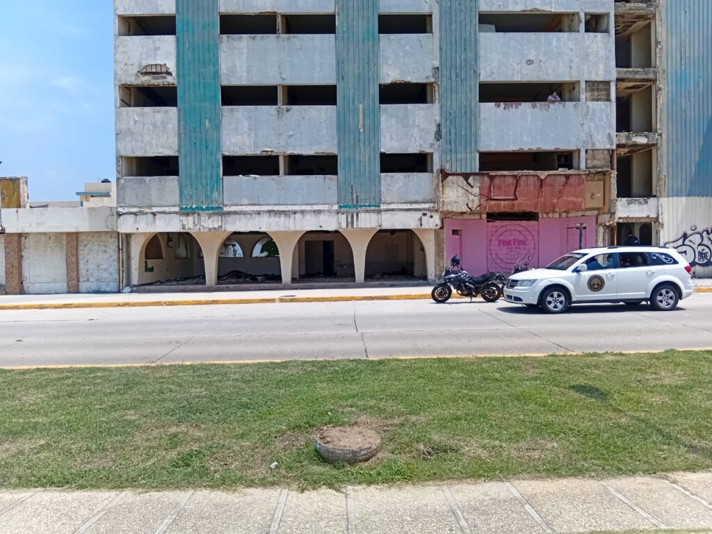 *Fall3ció persona al interior del Hotel Playa Varadero de Coatzacoalcos, el edificio está abandonado desde hace muchos años*
