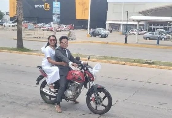 ¡Recién casados en moto! La escena que enterneció a pasajeros en Minatitlán