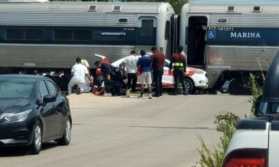 *Taxista intenta ganarle el paso al tren de pasajeros del Istmo de Tehuantepec en Coatzacoalcos, mujer y m3nor de edad resultan l3sion4das*