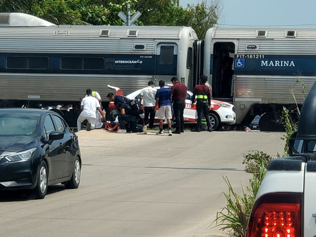 *Taxista intenta ganarle el paso al tren de pasajeros del Istmo de Tehuantepec en Coatzacoalcos, mujer y m3nor de edad resultan l3sion4das*