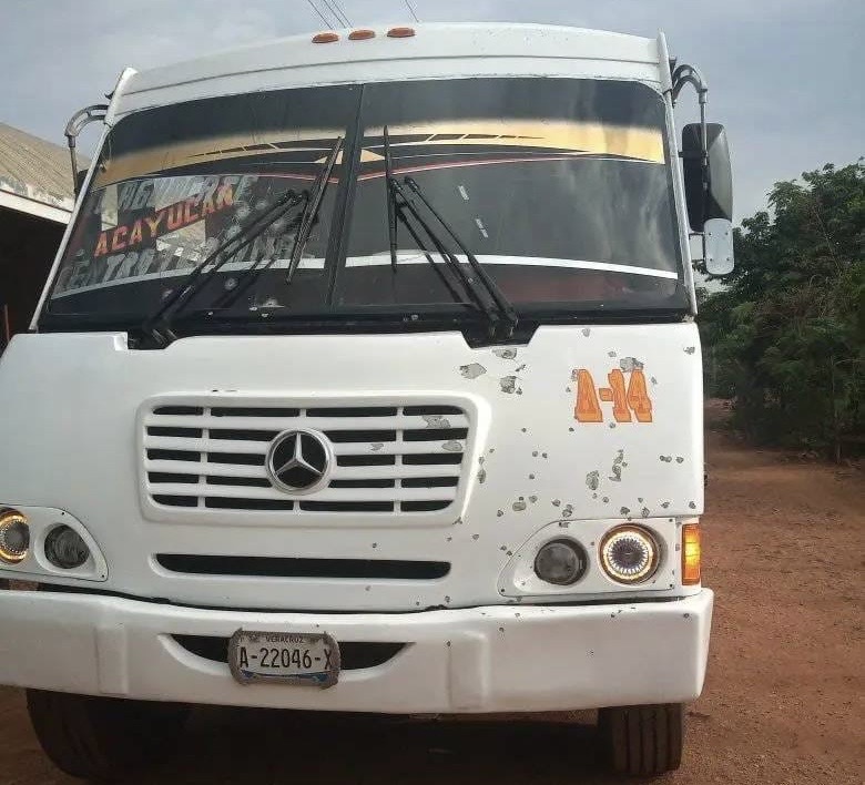 AUTOBUS FUE «ROCIADO» A TIROS EN LOCALIDAD DE HUEYAPAN