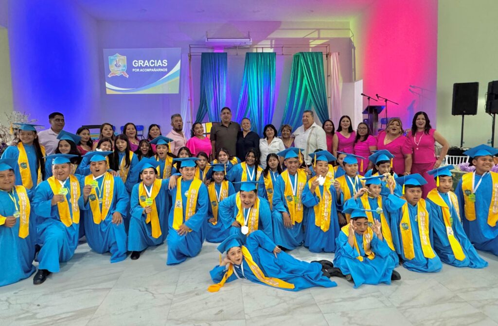 Acude Gildardo Maldonado a la ceremonia de fin de curso de la Escuela «Morelos»