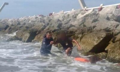 *Rescatan elementos de la policía a persona que quedó atr4p4da en las escolleras de Coatzacoalcos*