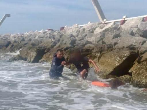 *Rescatan elementos de la policía a persona que quedó atr4p4da en las escolleras de Coatzacoalcos*