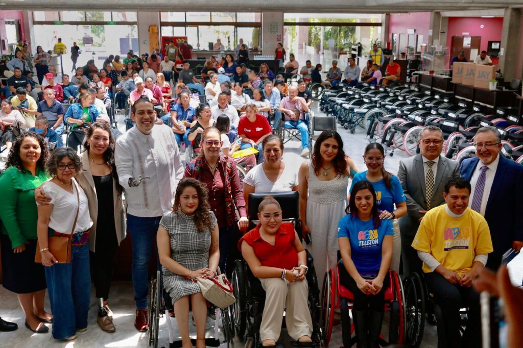 *Atestigua Tanya Viveros la entrega de sillas de ruedas a personas con discapacidad*