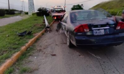 *Conductores abandonan sus autos luego de derribar un poste de alumbrado público y otros terminar en el monte al poniente de Coatzacoalcos*