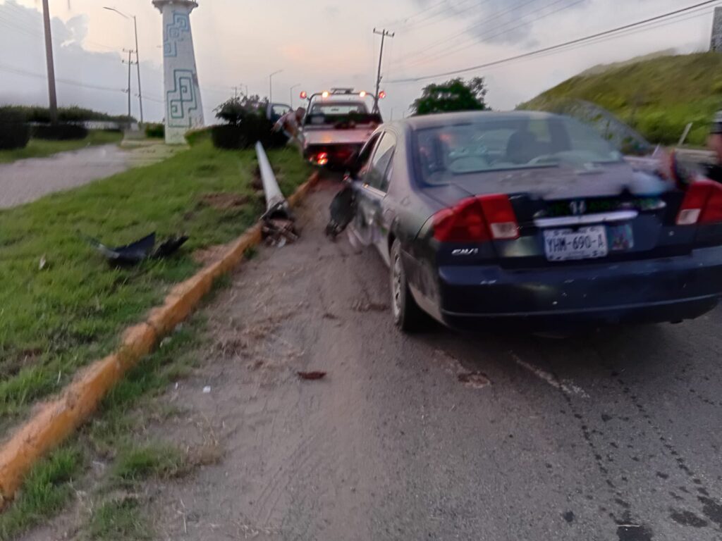 *Conductores abandonan sus autos luego de derribar un poste de alumbrado público y otros terminar en el monte al poniente de Coatzacoalcos*