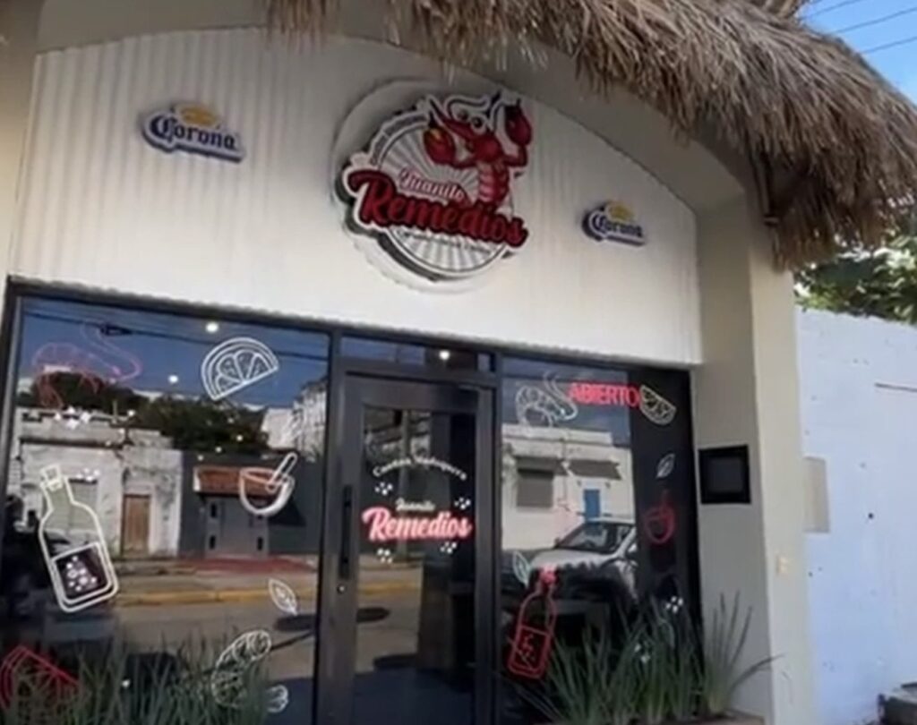 *As4lto múltiple en Juanito Remedios de Coatzacoalcos, los clientes del restaurant bar fueron víctimas del atraco a plena luz del día.*