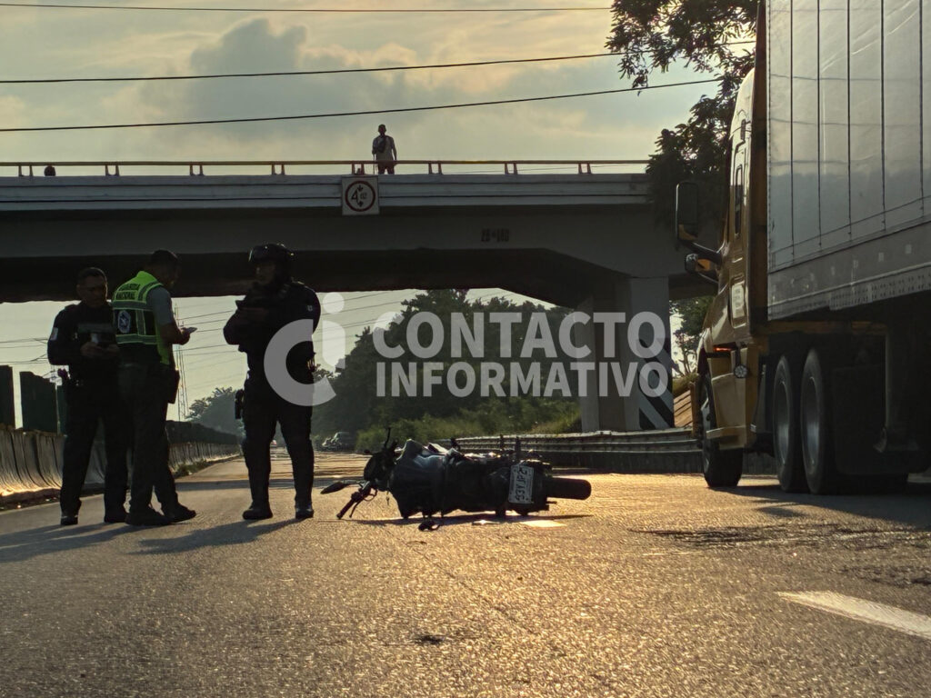 (+VIDEO) Motociclista pierde la vida tras fu3rte ch0que contra tráiler en la autopista Nuevo Teapa-Cosoleacaque; era empleado de la empresa Bimbo
