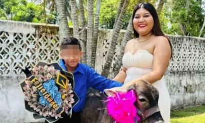 Se gradúa de la primaria y su madrina le regala un becerro en Alvarado