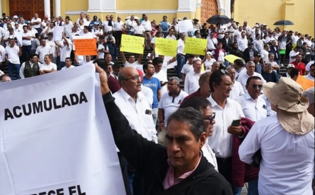 Taxistas toman Palacio de Gobierno; exigen reunión con Nahle por tarifas