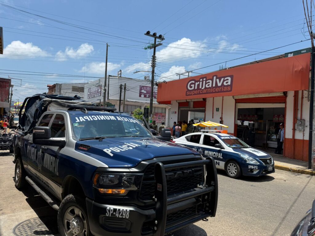 Detienen a Hombre por portar prenda militar y presuntamente resistirse a revisión en Acayucan