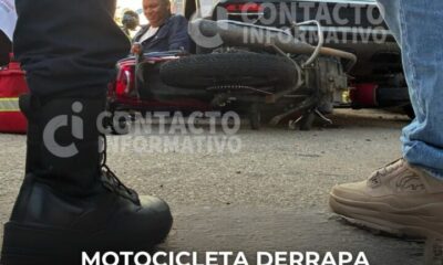 (+VIDEO) Motocicleta derrapa y se estr3lla contra camioneta estacionada en la colonia Nueva Mina; hay dos l3sion4dos