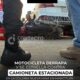 (+VIDEO) Motocicleta derrapa y se estr3lla contra camioneta estacionada en la colonia Nueva Mina; hay dos l3sion4dos