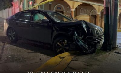 Joven conductor ch0ca contra un poste en el corazon de la ciudad de Acayucan