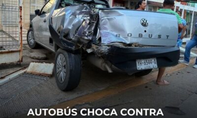 (+VIDEO) Autobús choca contra camioneta estacionada y la lanza hasta una cochera en Cosoleacaque