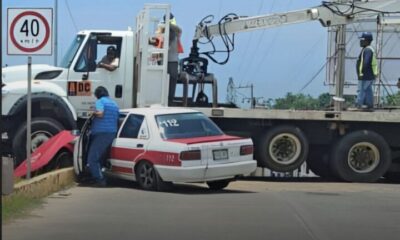 (+VIDEO) Taxi es embestido por camión ferroviario en Minatitlán