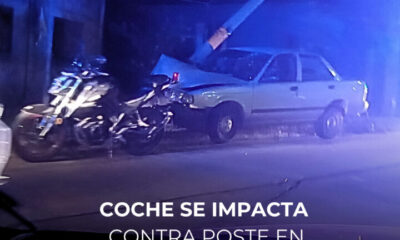 Tsuru acaba impactado contra poste en Cosoleacaque, Ver.