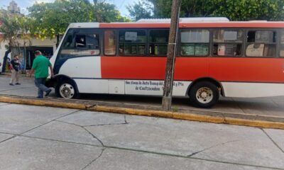 *Pierde el control urbano en pleno centro de Coatzacoalcos, derribó un poste y resultó l3sion4da una mujer embarazada que iba como pasajera*