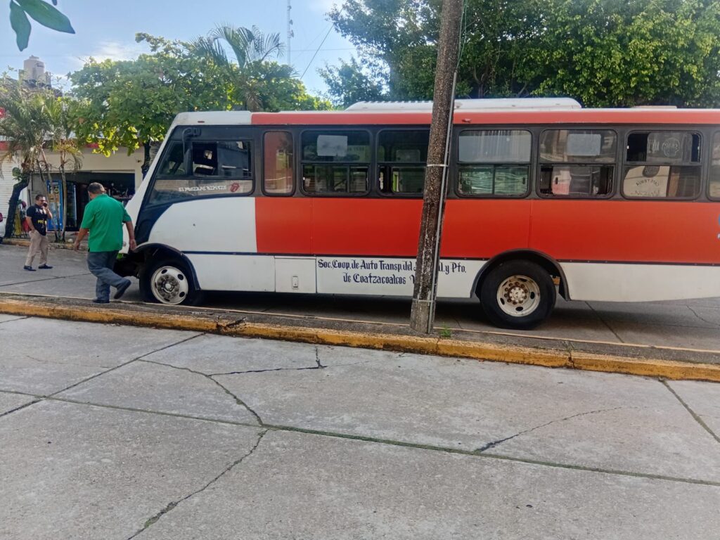 *Pierde el control urbano en pleno centro de Coatzacoalcos, derribó un poste y resultó l3sion4da una mujer embarazada que iba como pasajera*