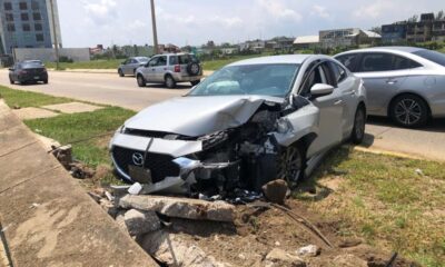 *Se estr3ll4 contra banca de concreto del malecón costero de Coatzacoalcos, conductor manejaba a exceso de velocidad y perdió el control*
