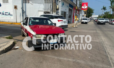 Taxi termina d4ñad0 tras incidente vial en Minatitlán; conductor responsable huyó