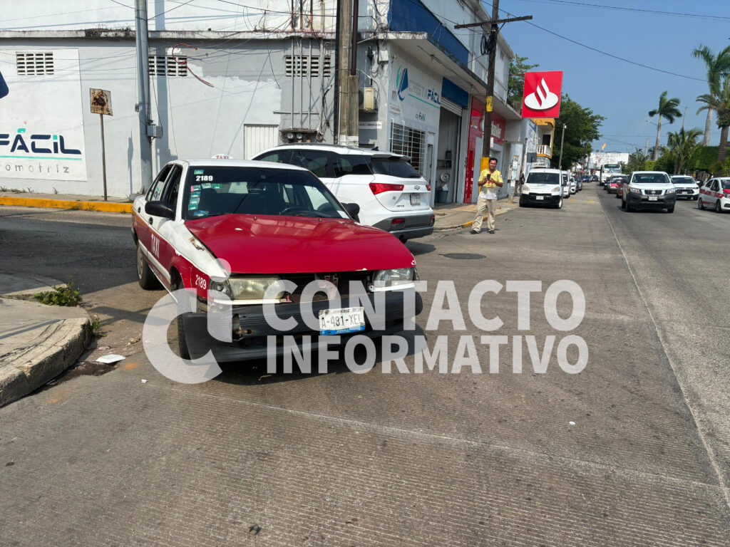 Taxi termina d4ñad0 tras incidente vial en Minatitlán; conductor responsable huyó