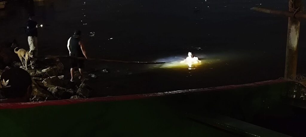 (+VIDEO) A pal4zos capturan a sujeto que presuntamente d4ñó lanchas en Villa Allende