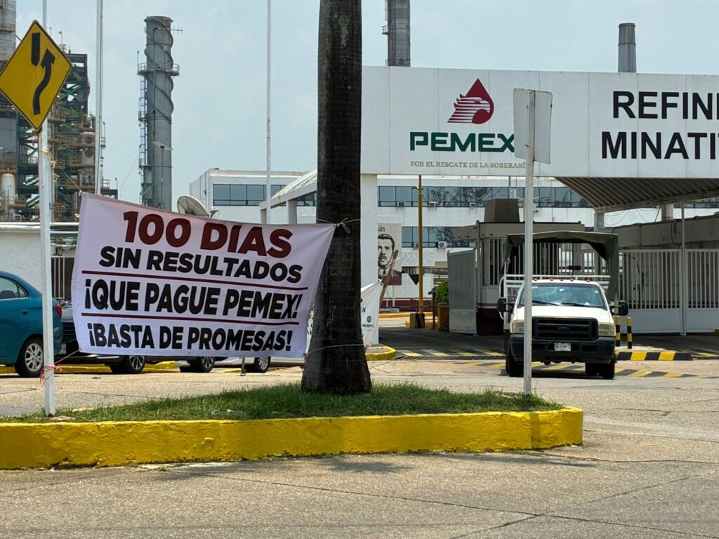 Proveedores cumplen 100 días en plantón frente a refinería de Minatitlán; acusan millonaria deuda de Pemex
