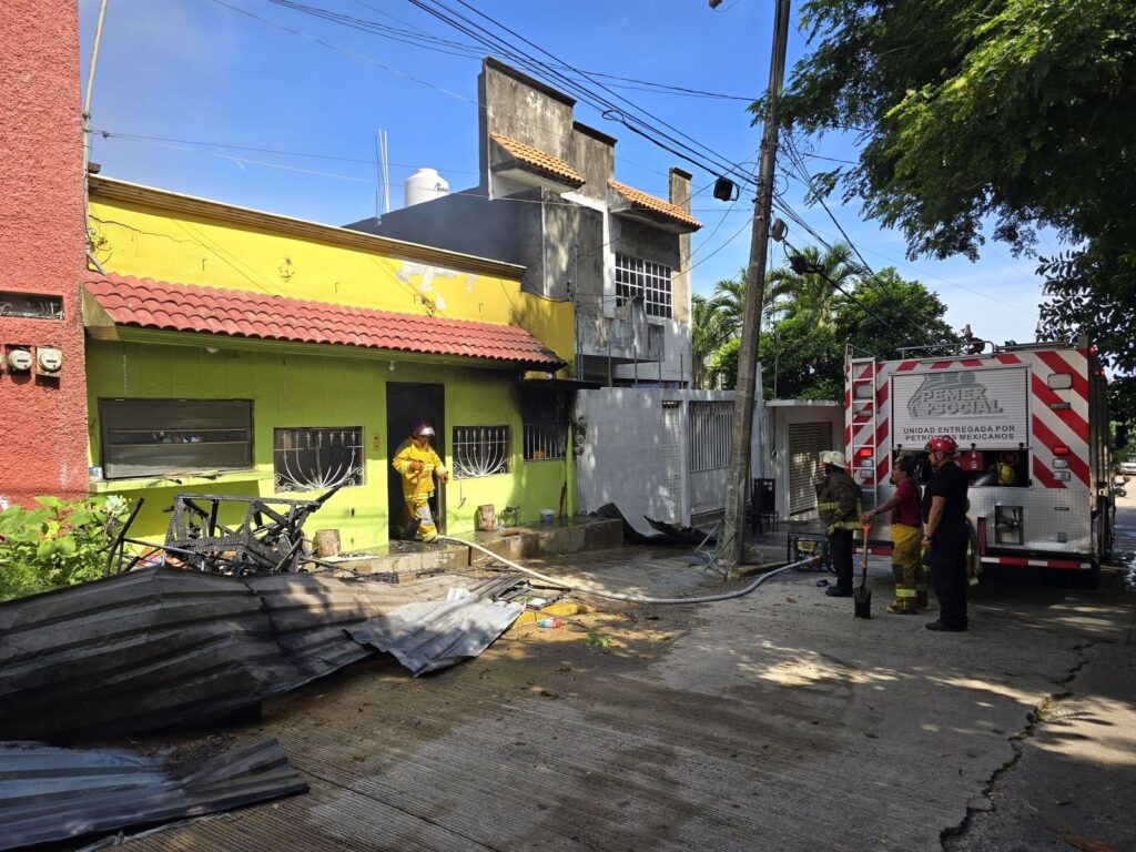 *Se incendió una tapicería y vivienda en el centro de Coatzacoalcos*