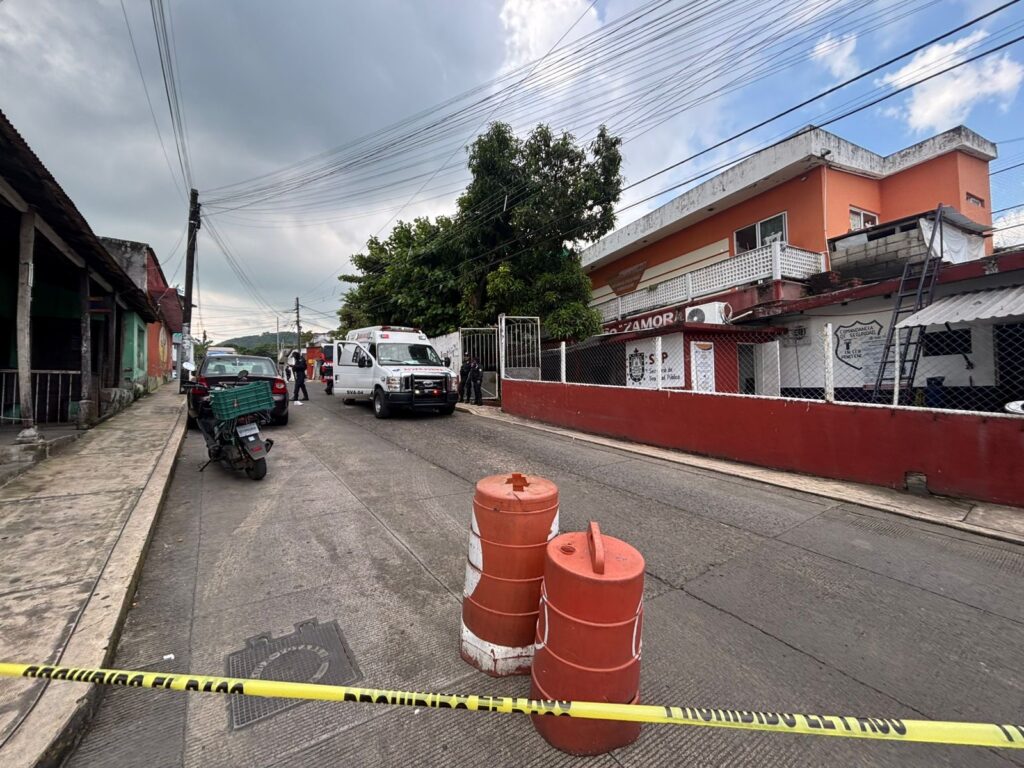 #SanAndrésTuxtla | At4que arm4do deja una persona f4llec!da y otra h3rida en las afueras del penal Zamora