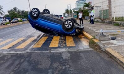 *Volc4r0m su camioneta al choc4r con un semáforo peatonal en la avenida UV de Coatzacoalcos*