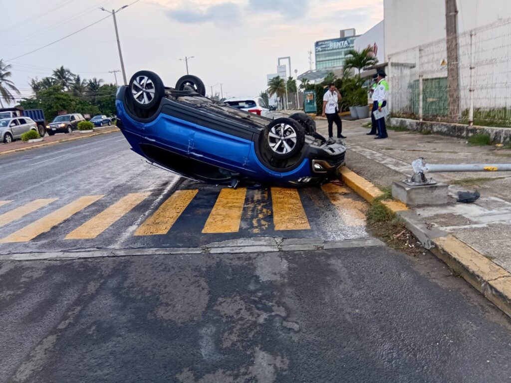 *Volc4r0m su camioneta al choc4r con un semáforo peatonal en la avenida UV de Coatzacoalcos*
