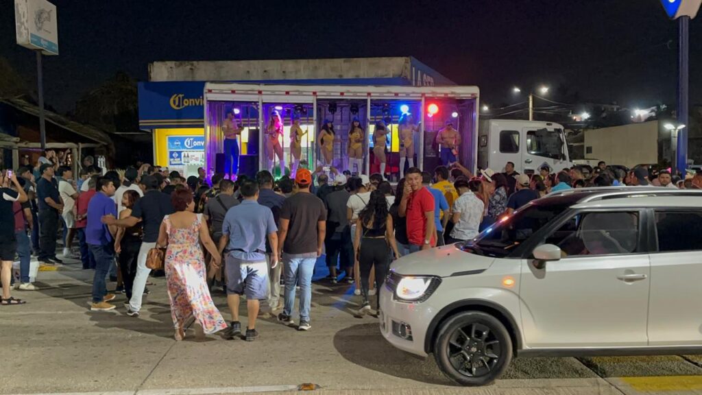 *La policía municipal mantendrá operativos para invitar a jóvenes que no se queden hasta el amanecer ingiriendo alcohol en el malecón de Coatzacoalcos*