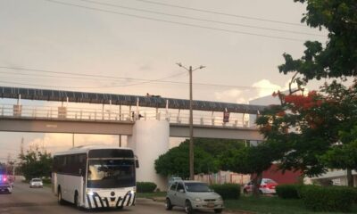*Joven hace acrobacias en puente peatonal de Coatzacoalcos, la policía le pidió que se bajara, pero los ignoró*