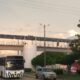 *Joven hace acrobacias en puente peatonal de Coatzacoalcos, la policía le pidió que se bajara, pero los ignoró*