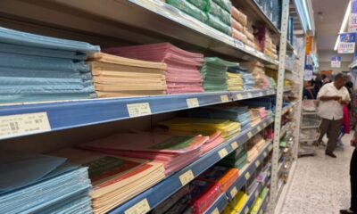 *Acuden madres, padres de familia y niños a bendecir mochilas, y hacer las compras de última hora para el regreso a clases*