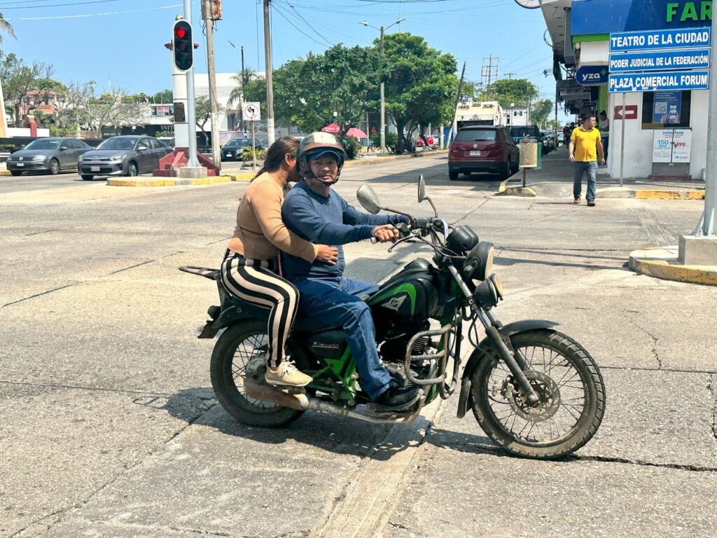 *En Coatzacoalcos 8 de cada 10 motociclistas no utilizan equipo de seguridad, algunos manejan utilizando el celular*