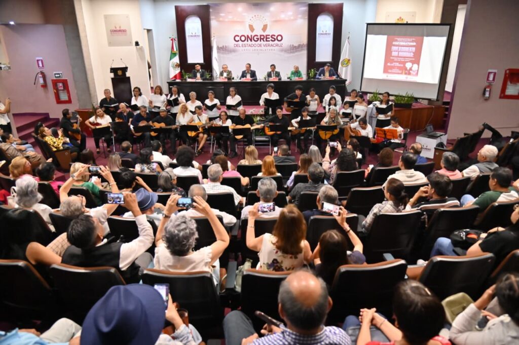 *Recibe el Congreso a personas adultas mayores en conversatorio*