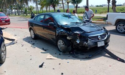 *Se distrae y estr3lla su coche contra un Jetta estacionado en avenida Las Palmas de Coatzacoalcos*
