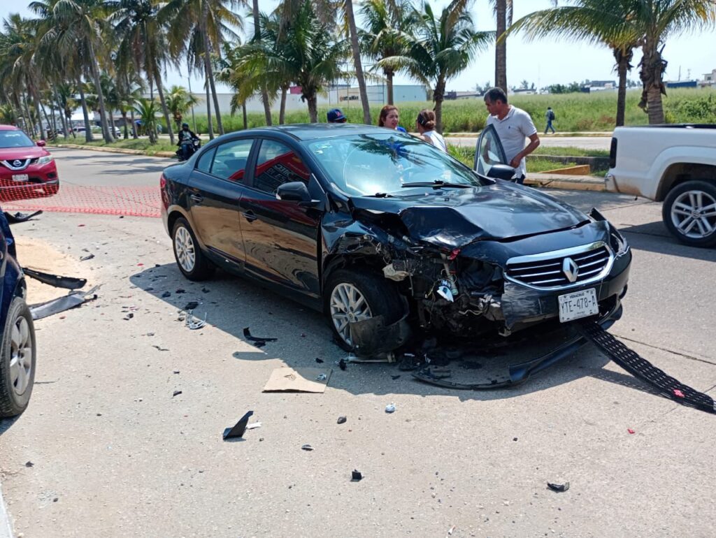 *Se distrae y estr3lla su coche contra un Jetta estacionado en avenida Las Palmas de Coatzacoalcos*