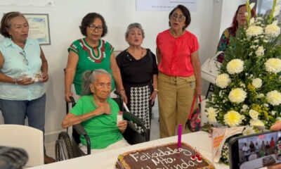 *Celebra Herlinda Acosta Yepez sus 100 años en Coatzacoalcos, pidió a la policía municipal ver el izamiento de bandera y cantar el himno nacional*